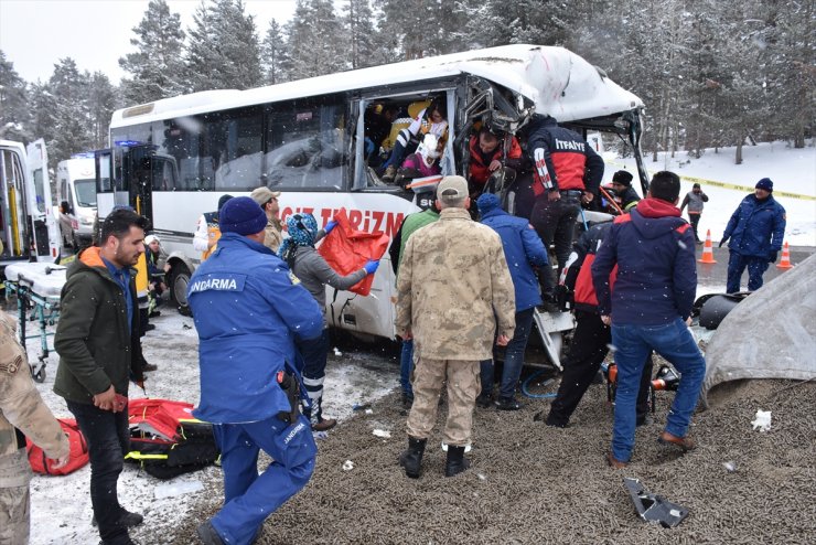 Kars'ta Trafik Kazası: 20 Yaralı