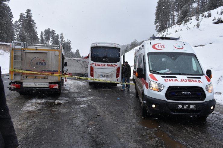 Kars'ta Trafik Kazası: 20 Yaralı