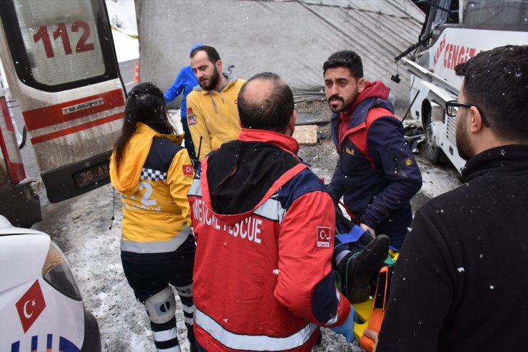 Kars'ta Trafik Kazası: 20 Yaralı