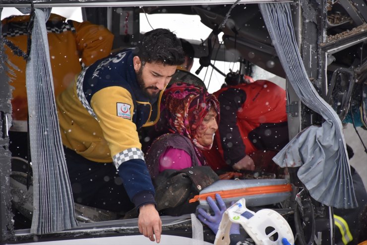 Kars'ta Trafik Kazası: 20 Yaralı