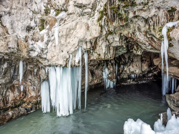 Diyadin'de 30 Metrelik Buz Sarkıtları