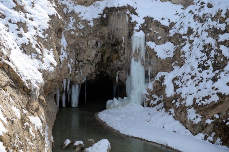 Diyadin'de 30 Metrelik Buz Sarkıtları