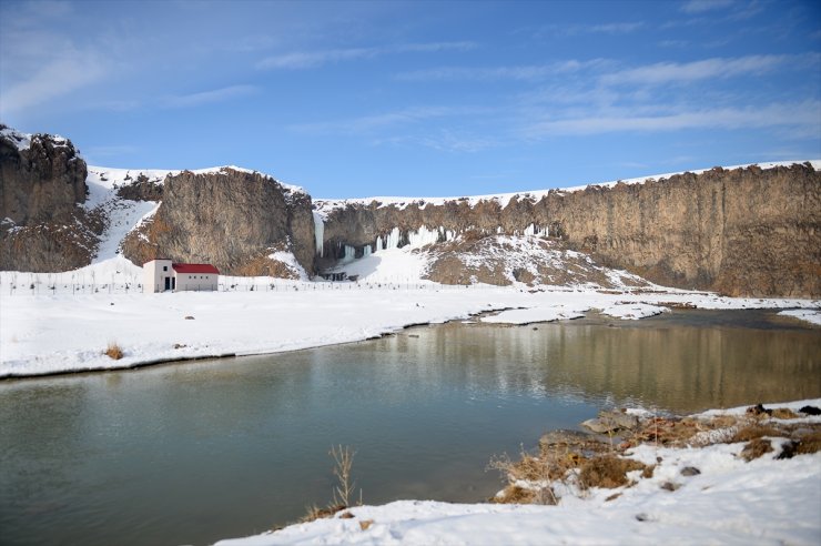 Diyadin'de 30 Metrelik Buz Sarkıtları