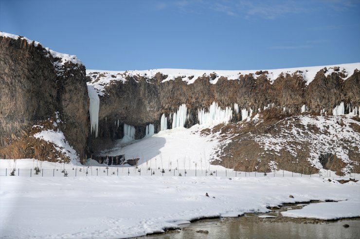 Diyadin'de 30 Metrelik Buz Sarkıtları