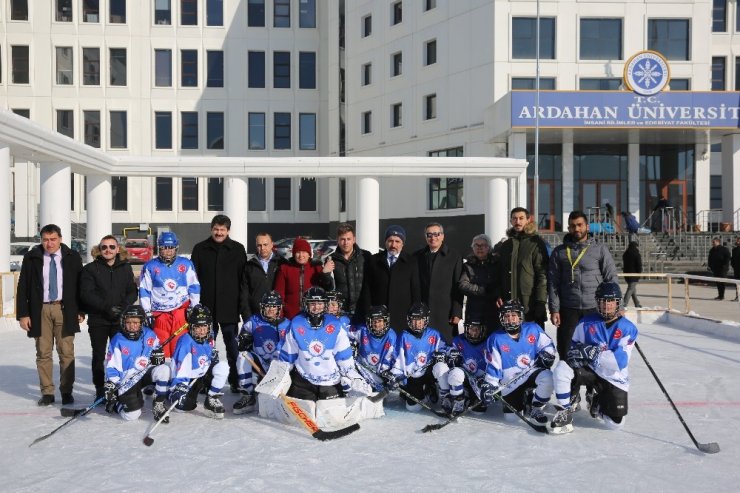 Ardahan Üniversitesi'nde Buz Pisti Açıldı