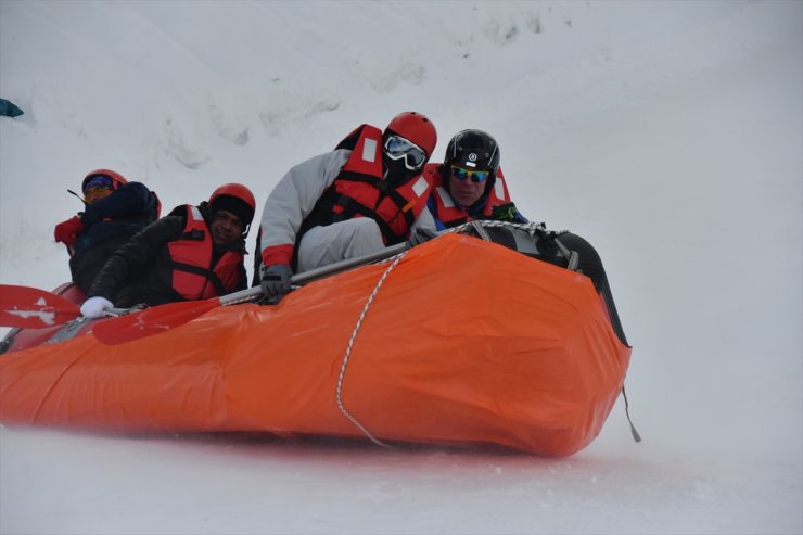 Büyükelçilerin ‘Karda Rafting’ Yarışı