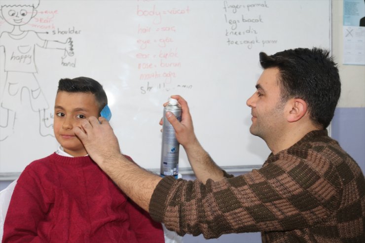 Köy Çocuklarını Tıraş Ediyor