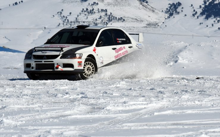 ‘Kadınlar Günü'nde Karda Ralli Yaptı