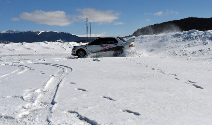 ‘Kadınlar Günü'nde Karda Ralli Yaptı