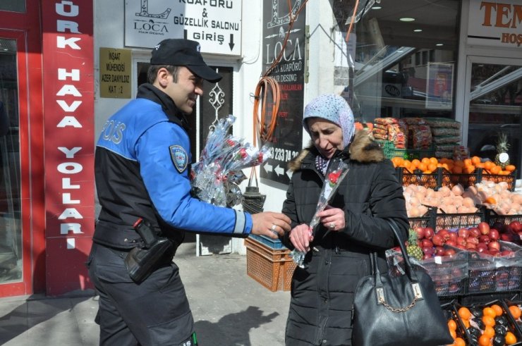 'TDP Polisi' Karanfil ve Broşür Dağıttı