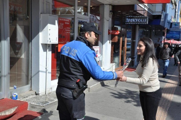 'TDP Polisi' Karanfil ve Broşür Dağıttı