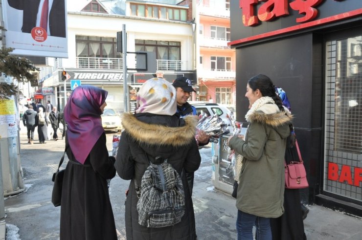 'TDP Polisi' Karanfil ve Broşür Dağıttı