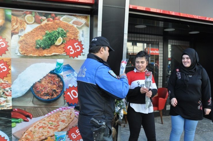 'TDP Polisi' Karanfil ve Broşür Dağıttı