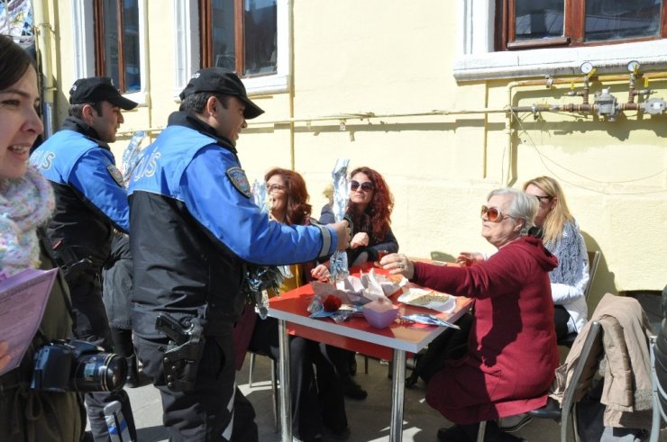 'TDP Polisi' Karanfil ve Broşür Dağıttı