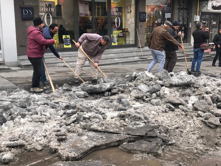 Özel İdare Ekipleri Caddeleri Temizliyor!