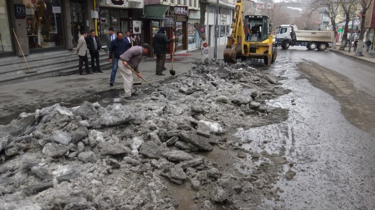 Özel İdare Ekipleri Caddeleri Temizliyor!