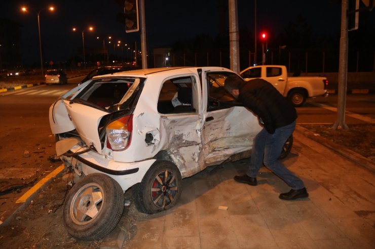 Kars'ta İki Otomobil Çarpıştı: 7 Yaralı