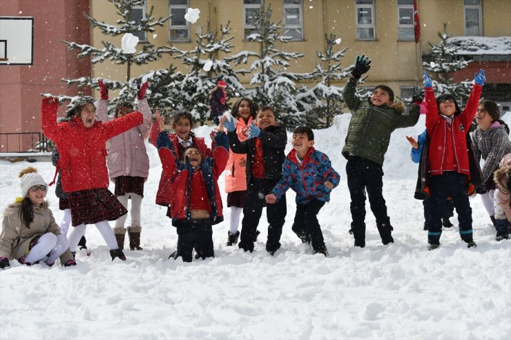 Baharda Yağan Kar Ulaşımı Aksattı