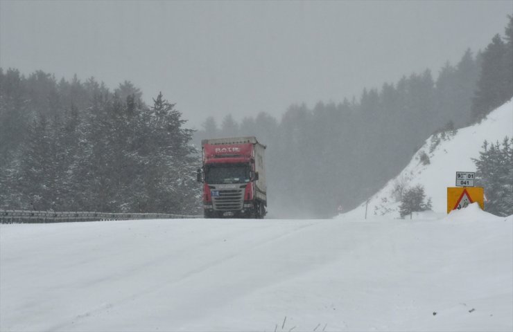 Baharda Yağan Kar Ulaşımı Aksattı