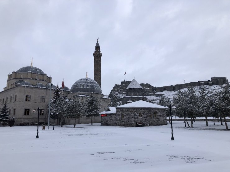 Kars’ta Kar Yağışı Etkili Oluyor