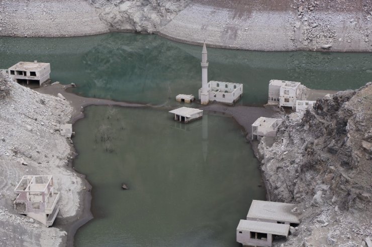 Baraj Suları Çekildi 'Köy' Ortaya Çıktı