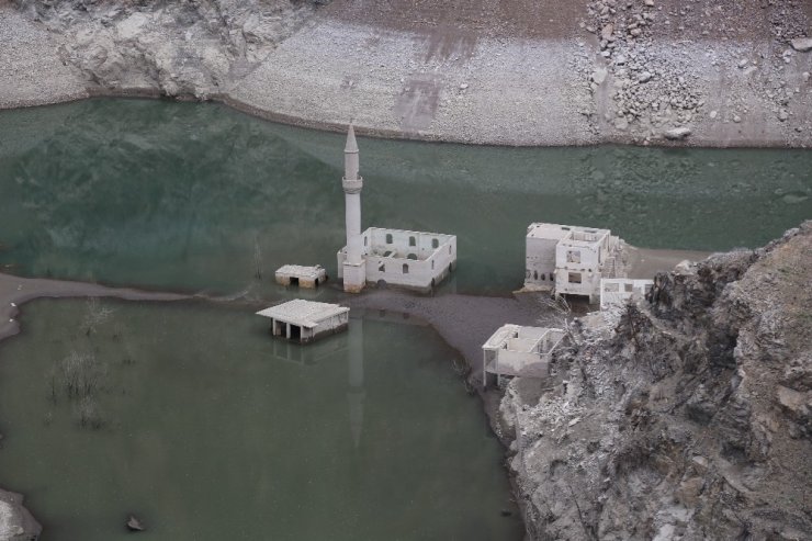 Baraj Suları Çekildi 'Köy' Ortaya Çıktı