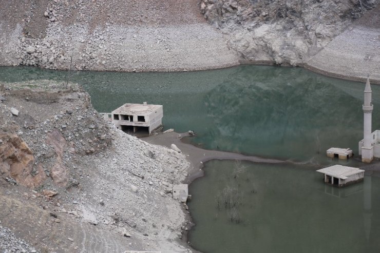 Baraj Suları Çekildi 'Köy' Ortaya Çıktı