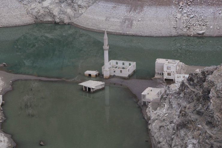 Baraj Suları Çekildi 'Köy' Ortaya Çıktı