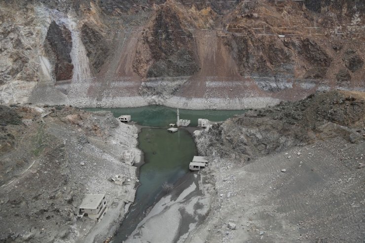 Baraj Suları Çekildi 'Köy' Ortaya Çıktı