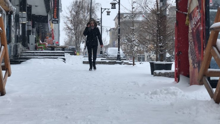 Kars’ta Kar Yağışı Etkili Oluyor