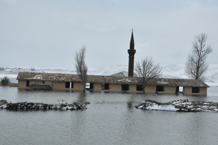 'Köy Camisi' Sular Altında Kaldı