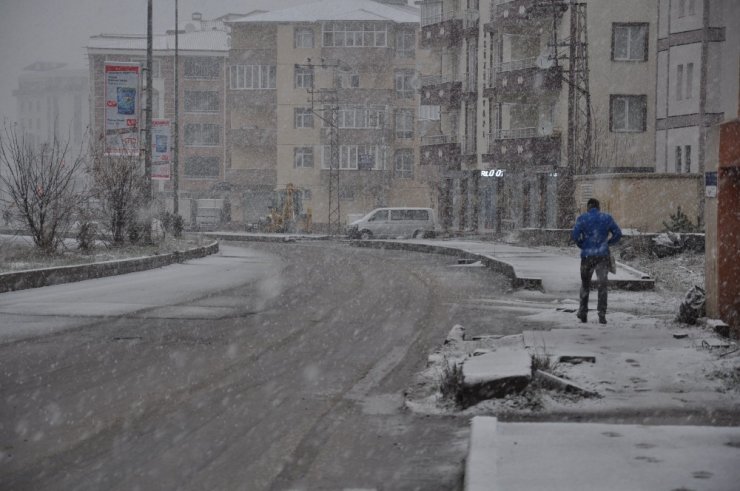 Kars’a Nisan Ayında Lapa Lapa Kar Yağdı