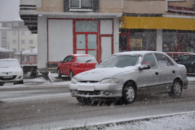 Kars’a Nisan Ayında Lapa Lapa Kar Yağdı