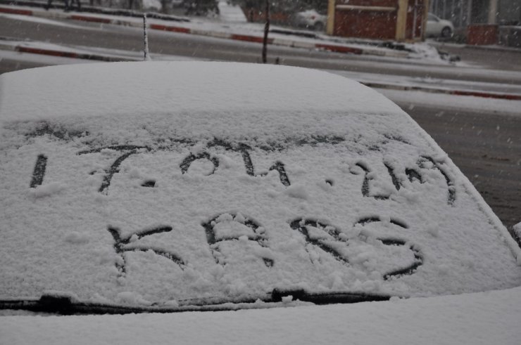 Kars’a Nisan Ayında Lapa Lapa Kar Yağdı