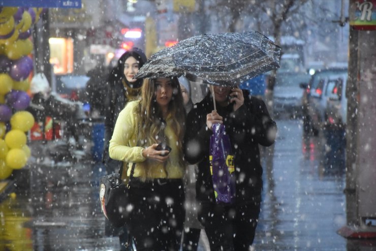 Kars'ta Kar Yağışı Devam Ediyor