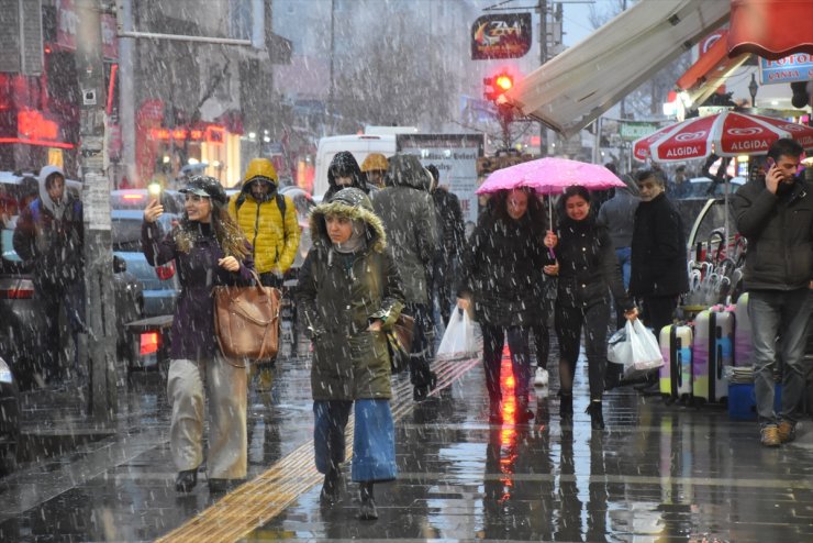 Kars'ta Kar Yağışı Devam Ediyor