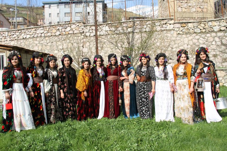 Hakkari'de Yöresel Kıyafetler Tanıtıldı