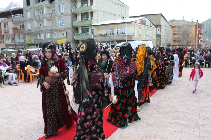 Hakkari'de Yöresel Kıyafetler Tanıtıldı