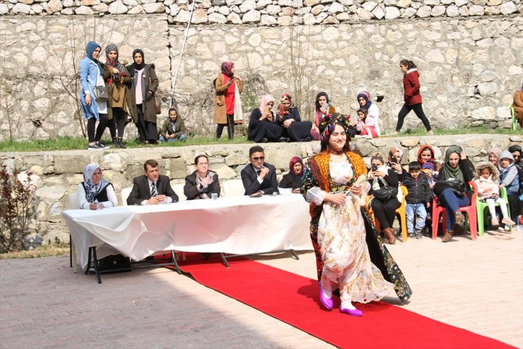 Hakkari'de Yöresel Kıyafetler Tanıtıldı