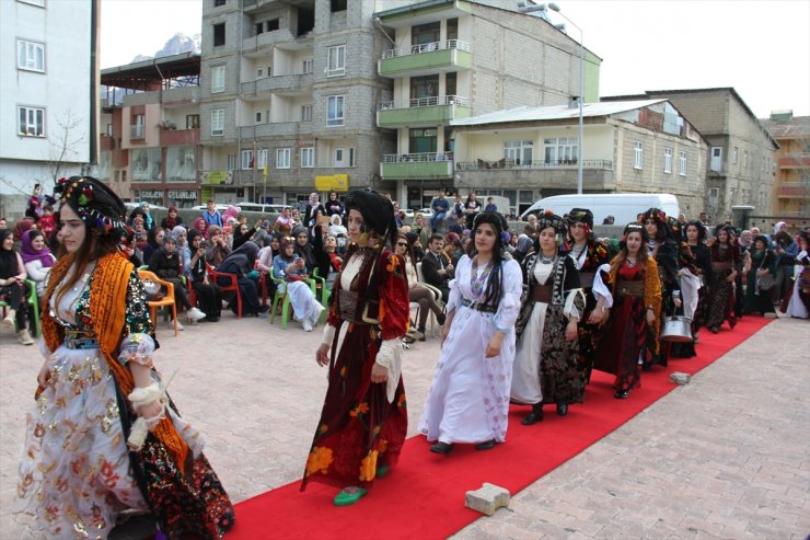 Hakkari'de Yöresel Kıyafetler Tanıtıldı