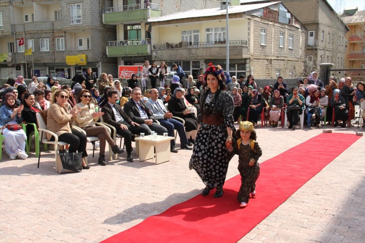 Hakkari'de Yöresel Kıyafetler Tanıtıldı