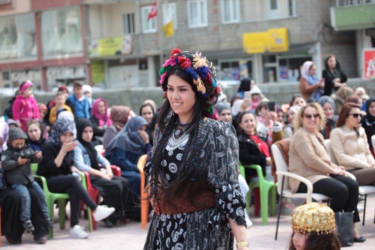 Hakkari'de Yöresel Kıyafetler Tanıtıldı