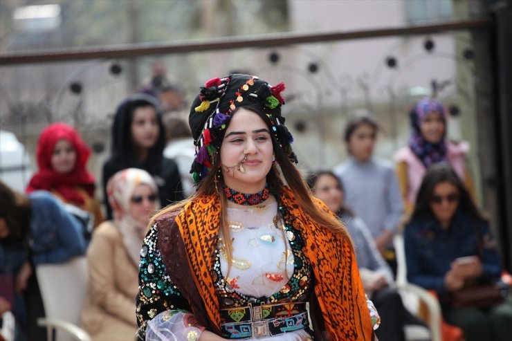 Hakkari'de Yöresel Kıyafetler Tanıtıldı