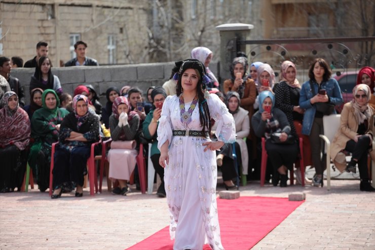 Hakkari'de Yöresel Kıyafetler Tanıtıldı