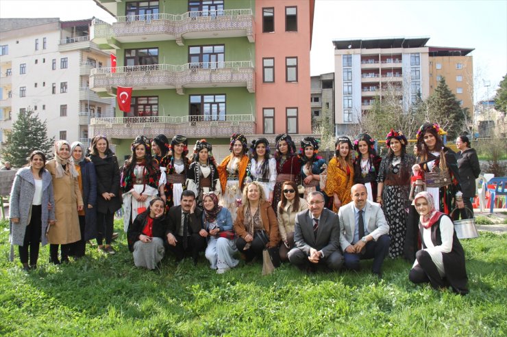 Hakkari'de Yöresel Kıyafetler Tanıtıldı