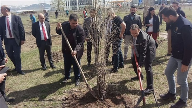 Adliye Personeli Fidan Dikti