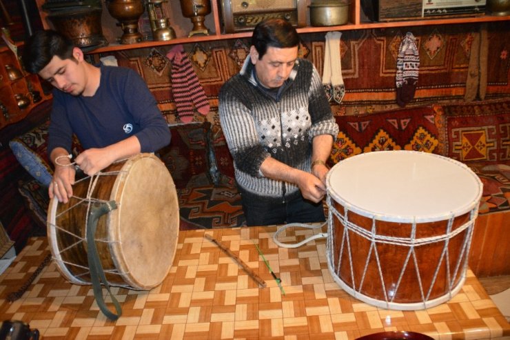 Davulcu 'Baba ile Oğul'un Sahur Mesaisi