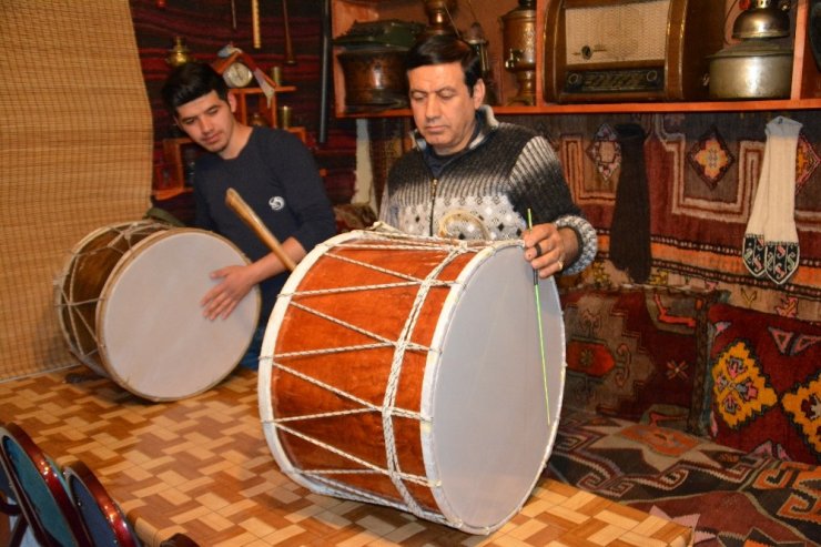 Davulcu 'Baba ile Oğul'un Sahur Mesaisi