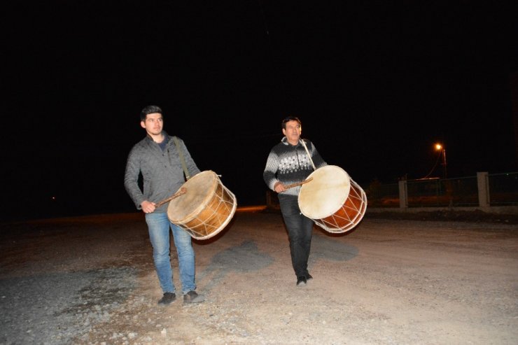 Davulcu 'Baba ile Oğul'un Sahur Mesaisi