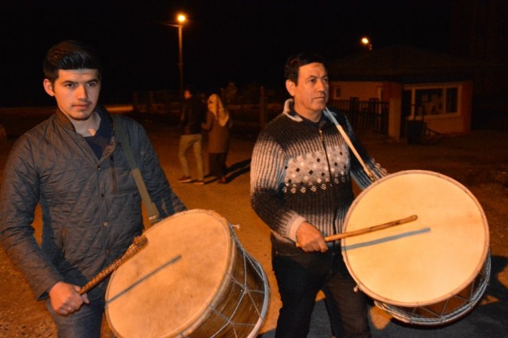 Davulcu 'Baba ile Oğul'un Sahur Mesaisi